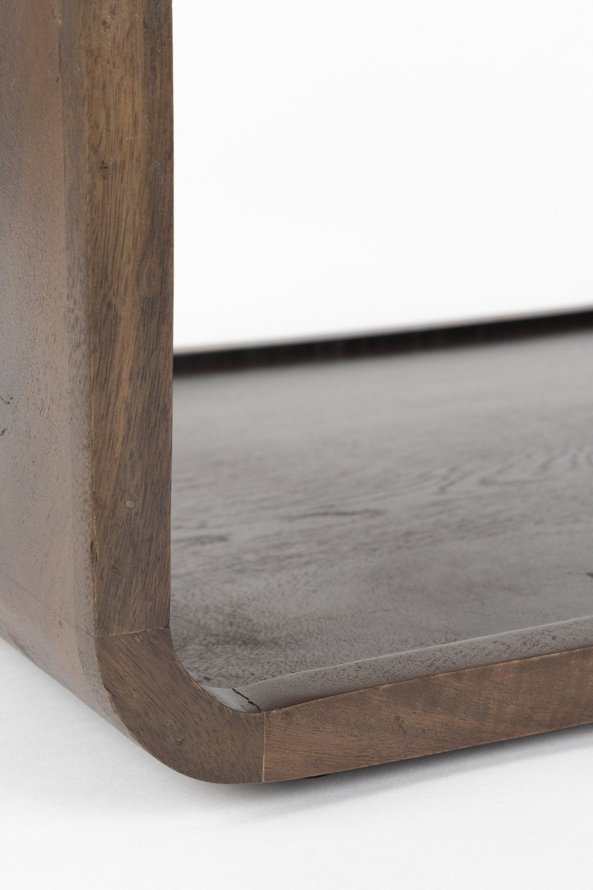 Brauner Couchtisch Tycho von White Label Living mit Eisengestell, epoxidbeschichteter Platte und abgerundeten Ecken, Grösse 90x35x35 cm.