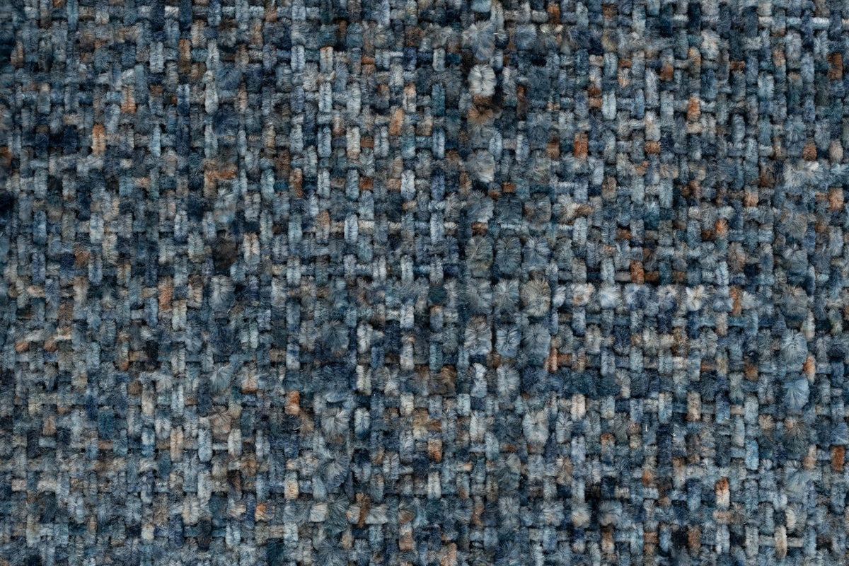 Blauer gepolsterter Esszimmerstuhl Chair Claes mit Sitzfläche und Rückenlehne aus Polyester sowie Beinhöhe von 44 Zentimetern.