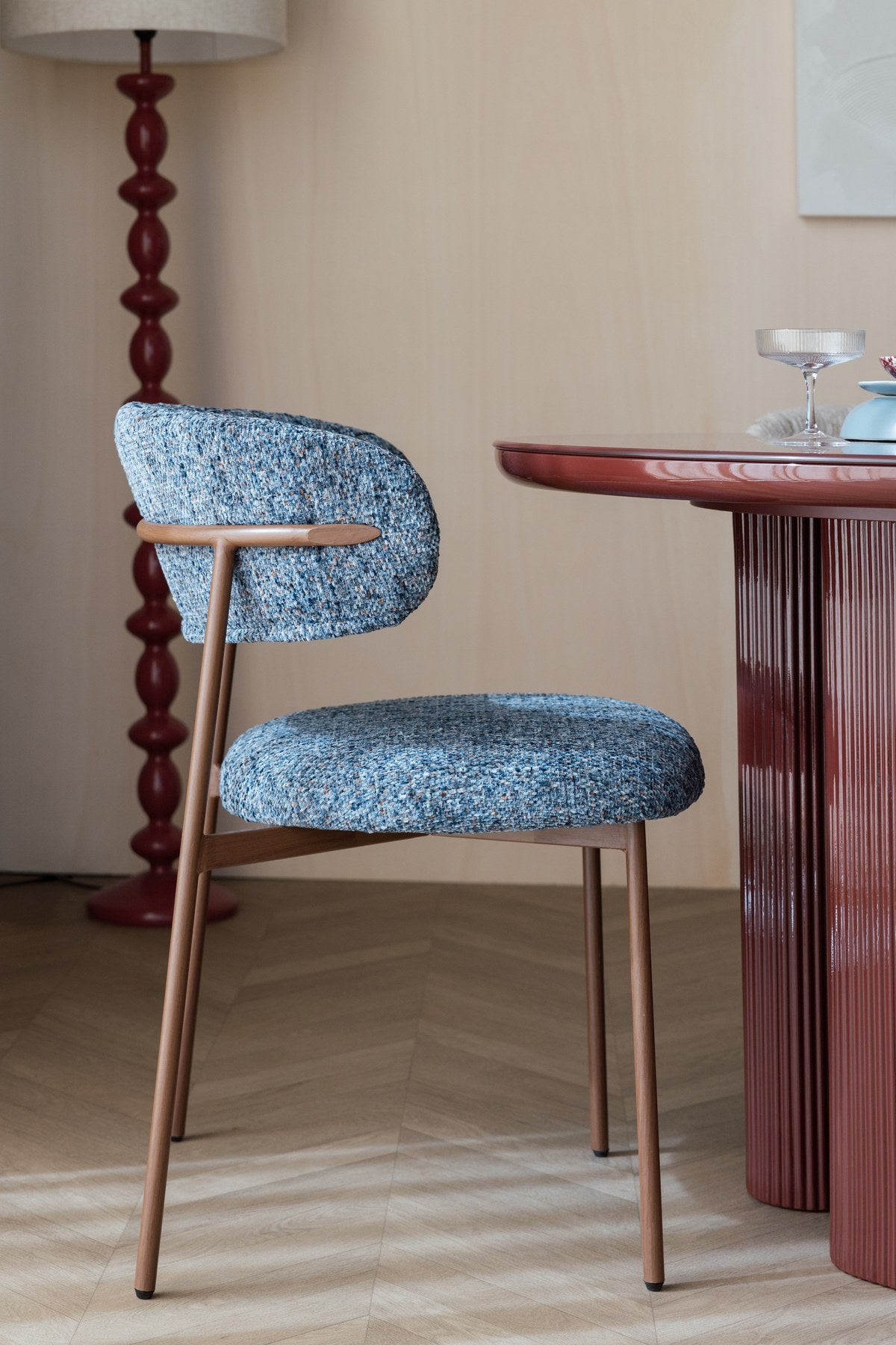 Blauer gepolsterter Esszimmerstuhl Chair Claes mit Sitzfläche und Rückenlehne aus Polyester sowie Beinhöhe von 44 Zentimetern.