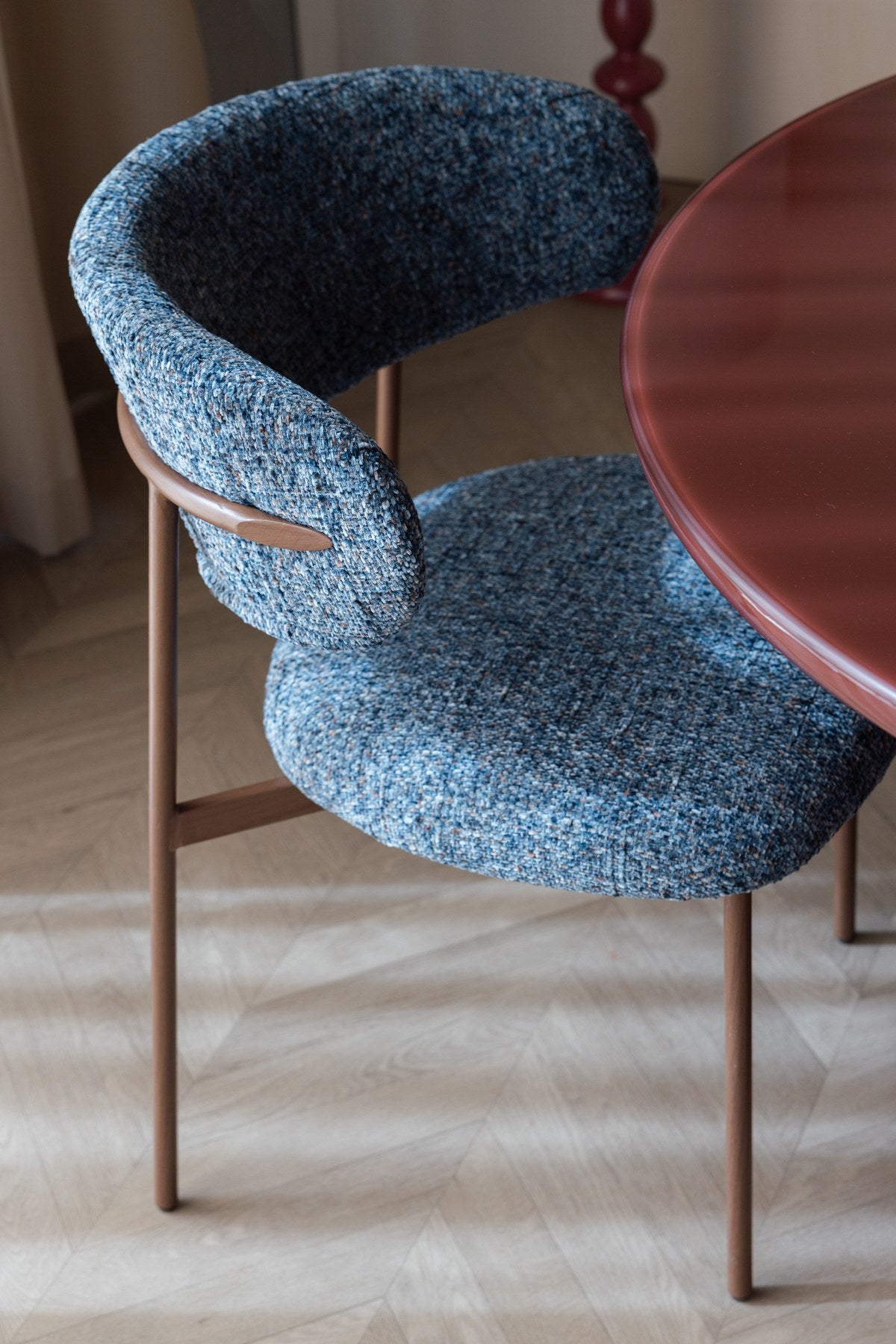 Blauer gepolsterter Esszimmerstuhl Chair Claes mit Sitzfläche und Rückenlehne aus Polyester sowie Beinhöhe von 44 Zentimetern.