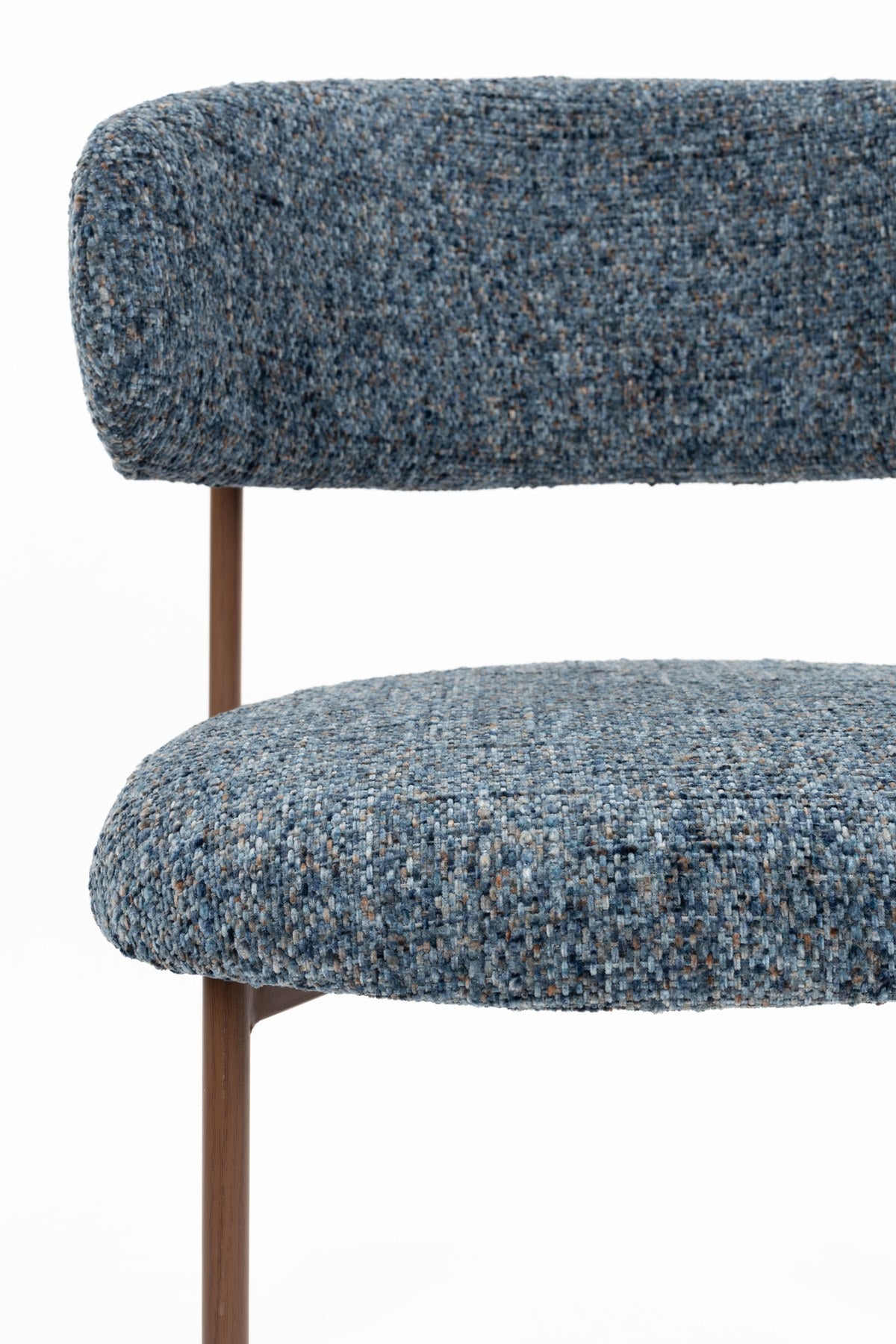 Blauer gepolsterter Esszimmerstuhl Chair Claes mit Sitzfläche und Rückenlehne aus Polyester sowie Beinhöhe von 44 Zentimetern.