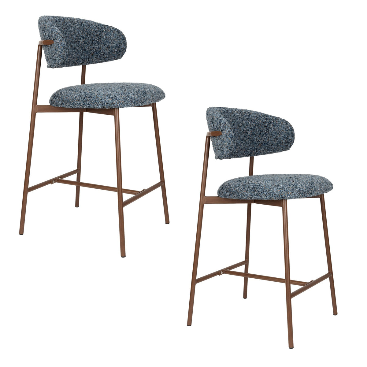 Blauer Barhocker Claes mit meliertem Polyester-Bezug, gepolsterter Sitzfläche und Metallgestell in Walnuss-Holzoptik-Finish.