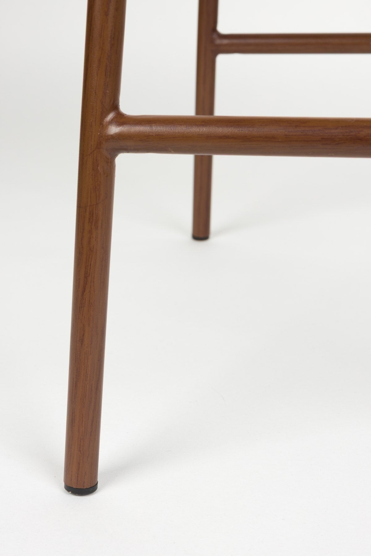 Blauer Barhocker Claes mit meliertem Polyester-Bezug, gepolsterter Sitzfläche und Metallgestell in Walnuss-Holzoptik-Finish.