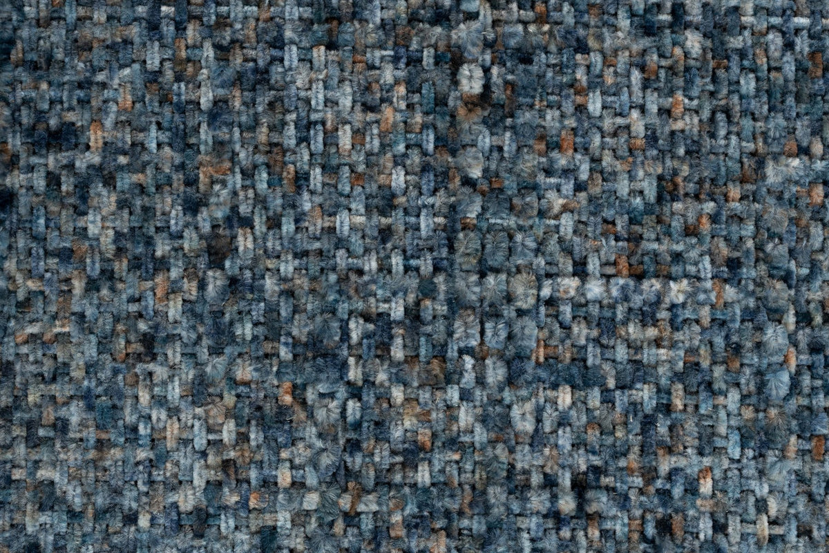 Blauer Barhocker Claes mit meliertem Polyester-Bezug, gepolsterter Sitzfläche und Metallgestell in Walnuss-Holzoptik-Finish.
