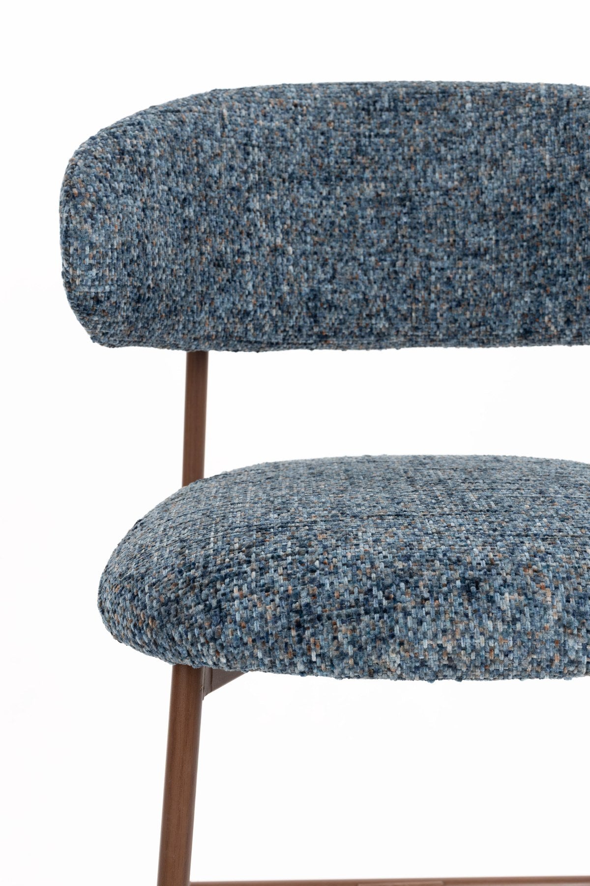 Blauer Barhocker Claes mit meliertem Polyester-Bezug, gepolsterter Sitzfläche und Metallgestell in Walnuss-Holzoptik-Finish.