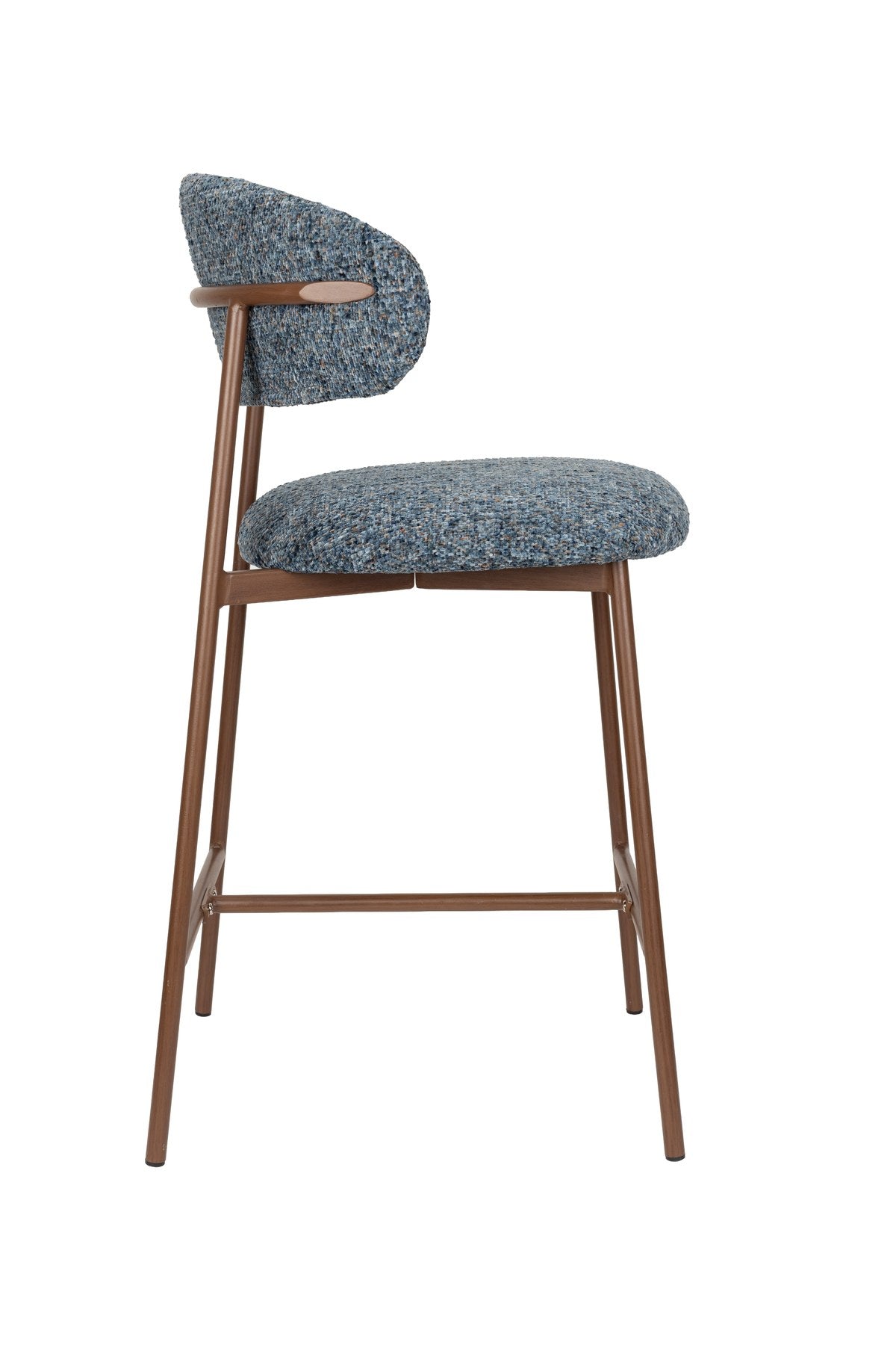 Blauer Barhocker Claes mit meliertem Polyester-Bezug, gepolsterter Sitzfläche und Metallgestell in Walnuss-Holzoptik-Finish.