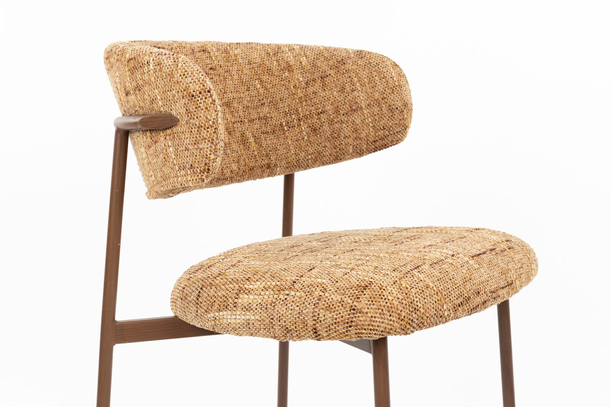 Gepolsterter Essstuhl Claes Ochre mit ockerfarbener Sitzfläche aus Polyester, Rückenlehne gepolstert, Beinhöhe 44 cm, Innenbereich.