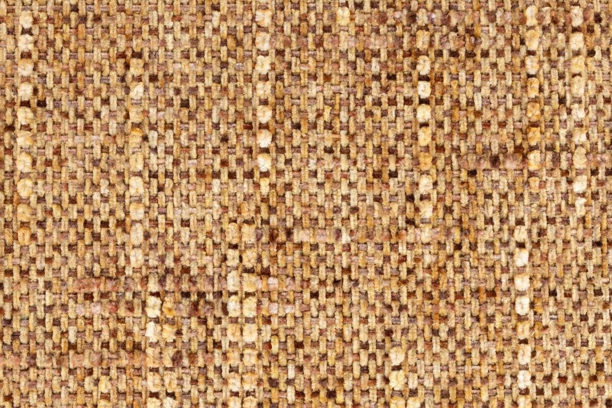 Gepolsterter Essstuhl Claes Ochre mit ockerfarbener Sitzfläche aus Polyester, Rückenlehne gepolstert, Beinhöhe 44 cm, Innenbereich.