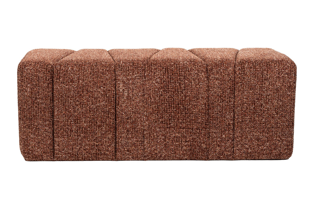 Terracottafarbene Sitzbank Bench Dance mit schrägen, versetzt angeordneten Flächen und grob gewebtem, meliertem Stoffbezug.