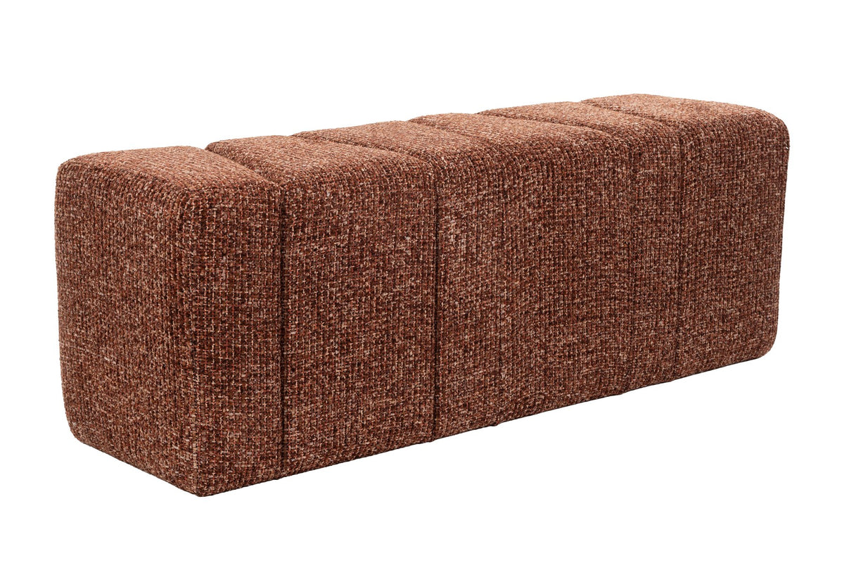 Terracottafarbene Sitzbank Bench Dance mit schrägen, versetzt angeordneten Flächen und grob gewebtem, meliertem Stoffbezug.