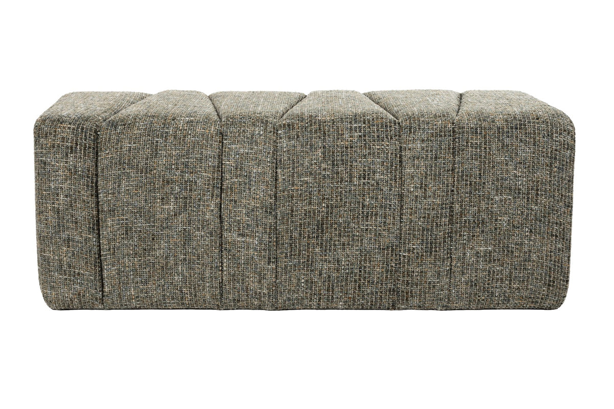 Gepolsterte Bank Bench Dance Green von White Label Living mit grün meliertem Stoffbezug und schräg angeordneten Flächen.