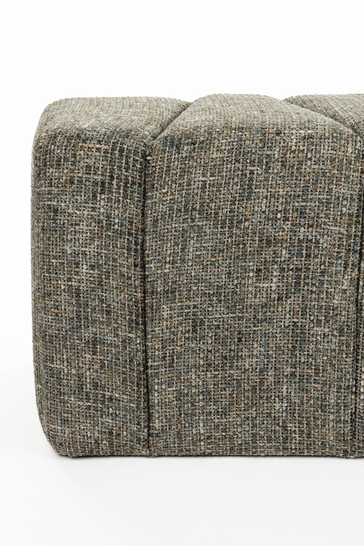 Gepolsterte Bank Bench Dance Green von White Label Living mit grün meliertem Stoffbezug und schräg angeordneten Flächen.