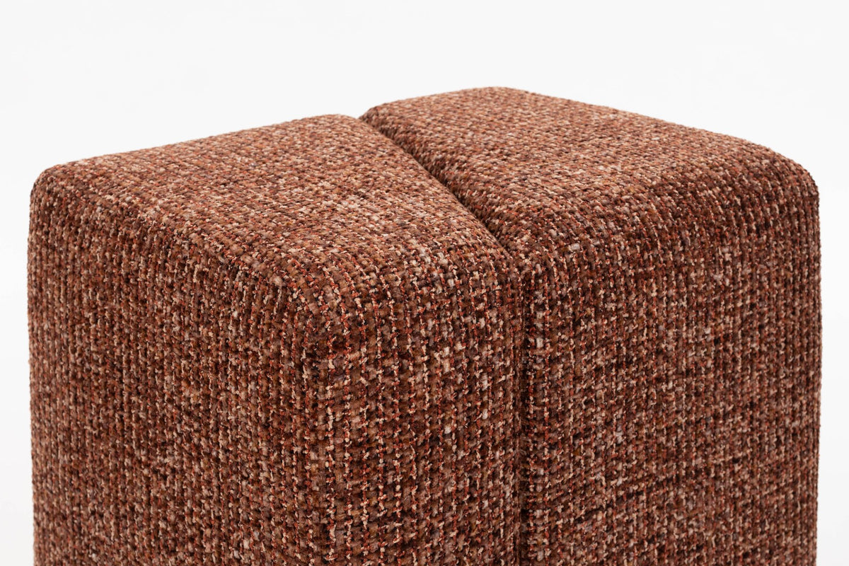 Gepolsterter Hocker Stool Dance Terracotta von White Label Living mit meliertem Terrakotta-Stoff und schrägen, versetzten Flächen.