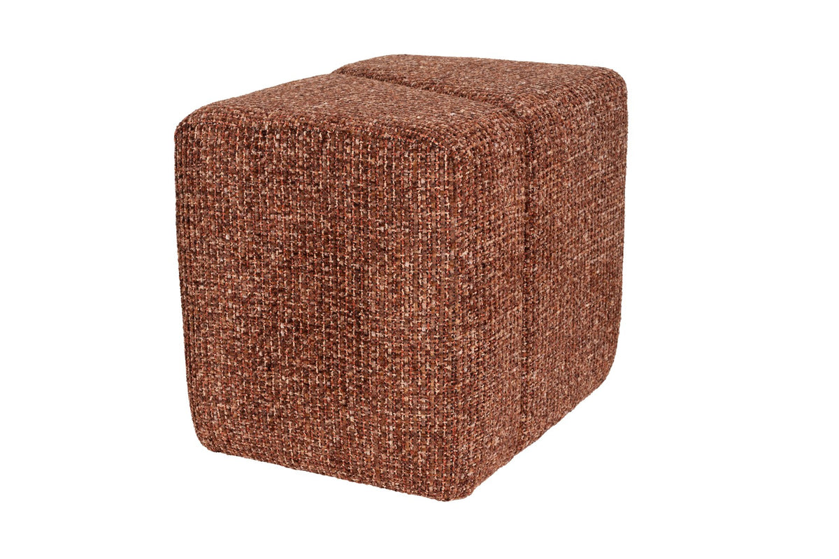 Gepolsterter Hocker Stool Dance Terracotta von White Label Living mit meliertem Terrakotta-Stoff und schrägen, versetzten Flächen.