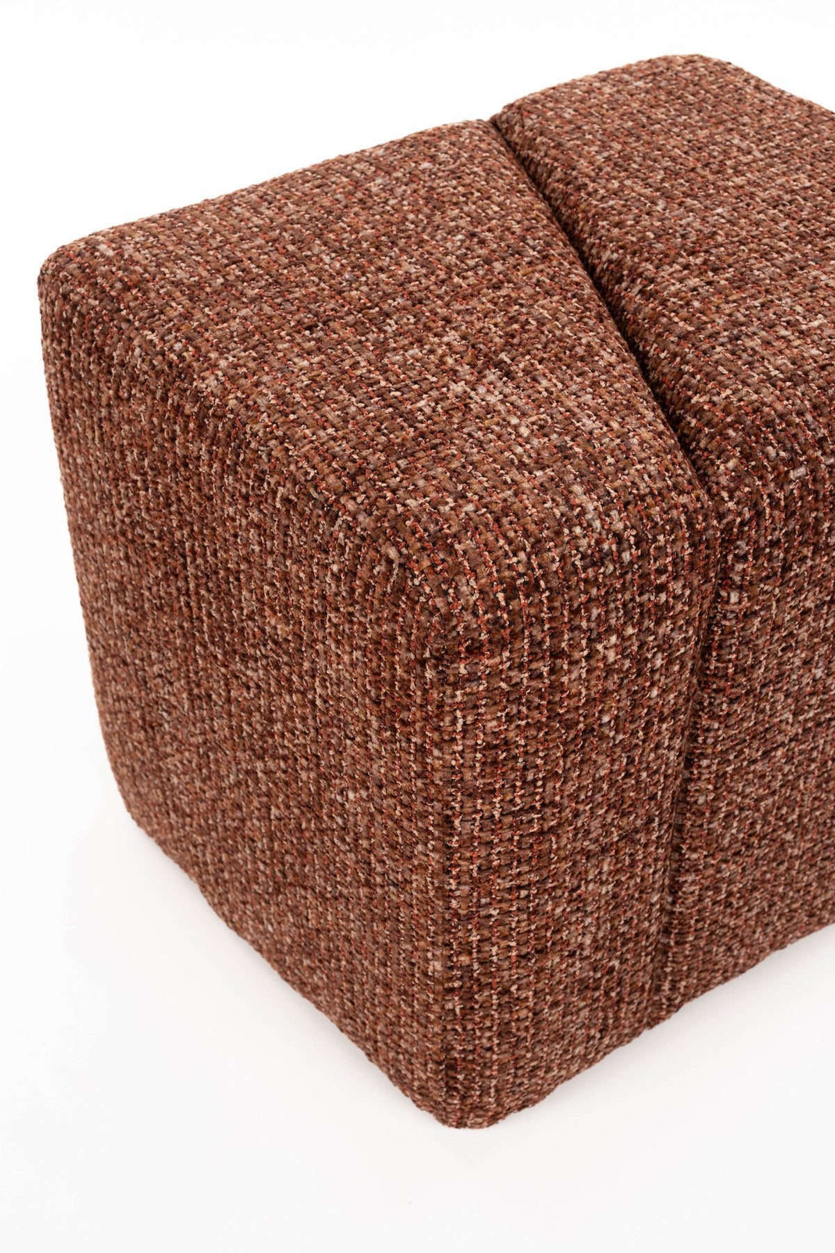 Gepolsterter Hocker Stool Dance Terracotta von White Label Living mit meliertem Terrakotta-Stoff und schrägen, versetzten Flächen.