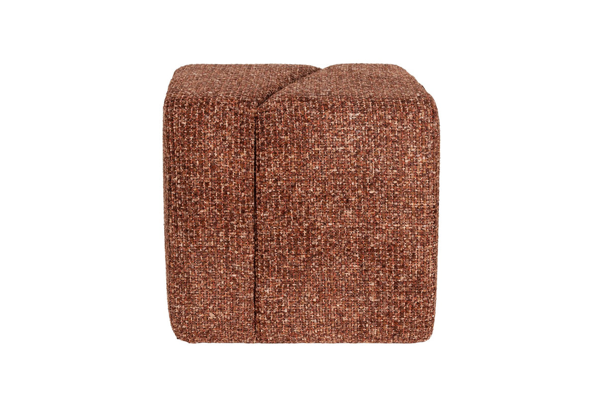Gepolsterter Hocker Stool Dance Terracotta von White Label Living mit meliertem Terrakotta-Stoff und schrägen, versetzten Flächen.