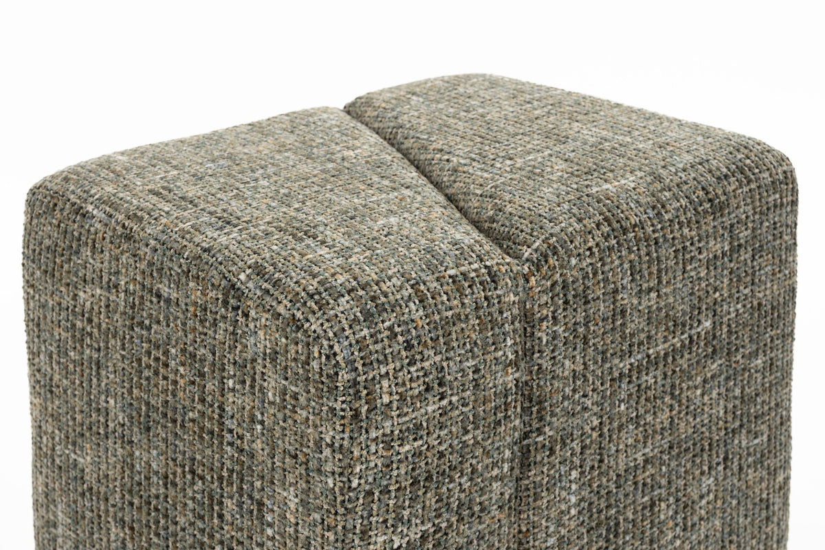 Grüner gepolsterter Hocker mit meliertem Stoffbezug, aus schrägen Flächen gefertigt, Modell Stool Dance Green von White Label Living.