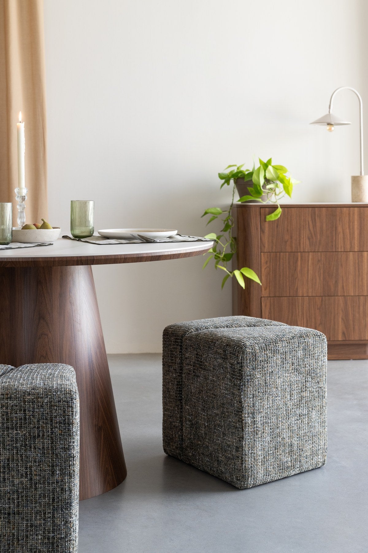Grüner gepolsterter Hocker mit meliertem Stoffbezug, aus schrägen Flächen gefertigt, Modell Stool Dance Green von White Label Living.