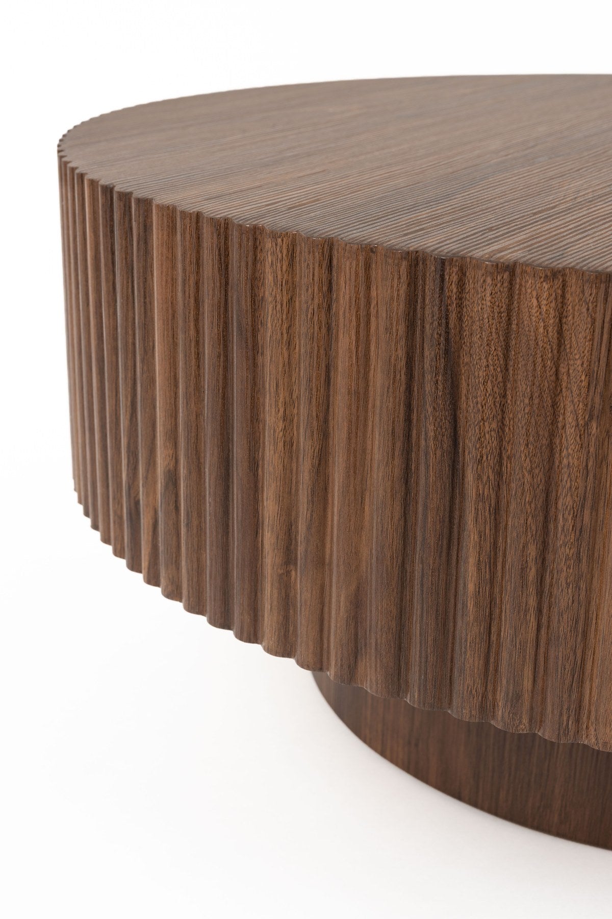 Runder Couchtisch Coffee Table Mitch aus Walnussfurnier mit geriffeltem Rand und braunem Gestell, Tischplatte auf schmalerem Bein.