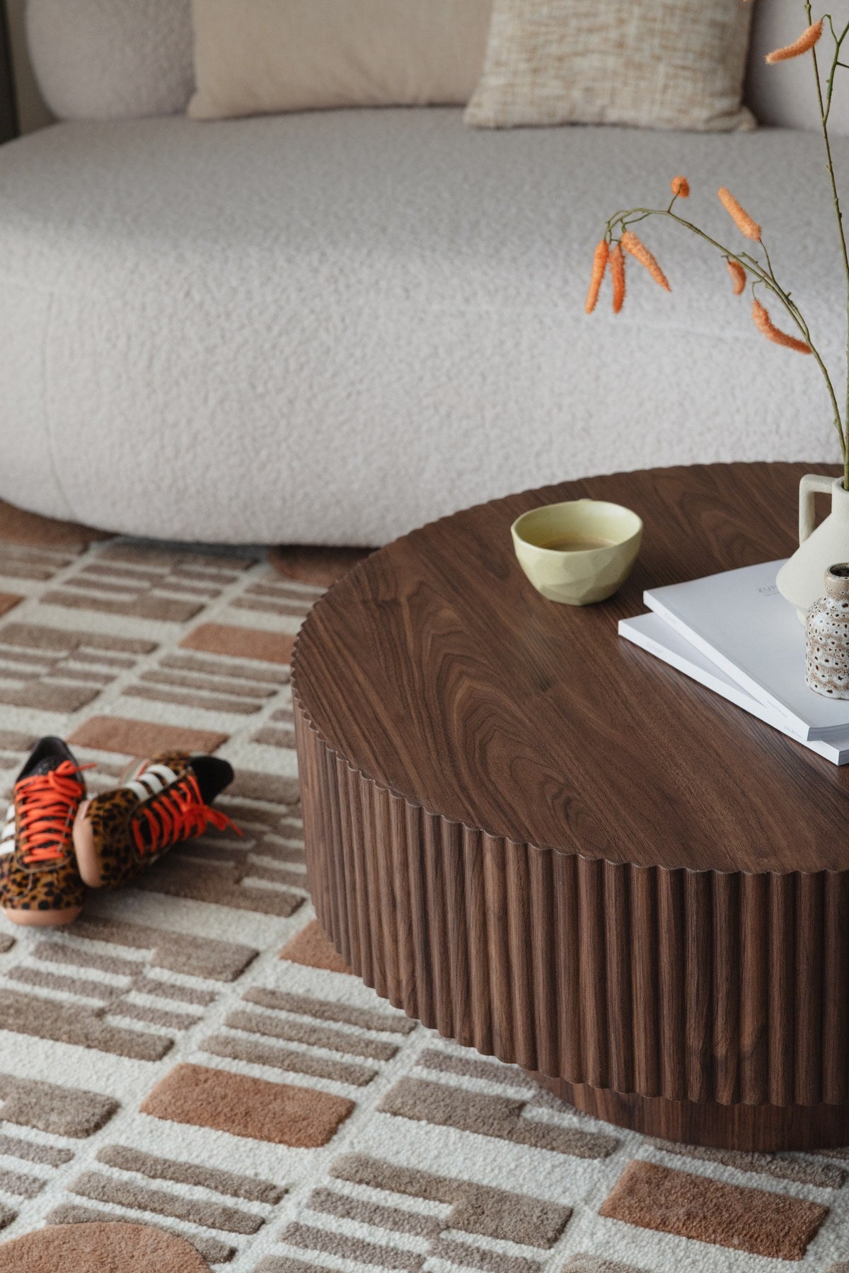 Runder Couchtisch Coffee Table Mitch aus Walnussfurnier mit geriffeltem Rand und braunem Gestell, Tischplatte auf schmalerem Bein.