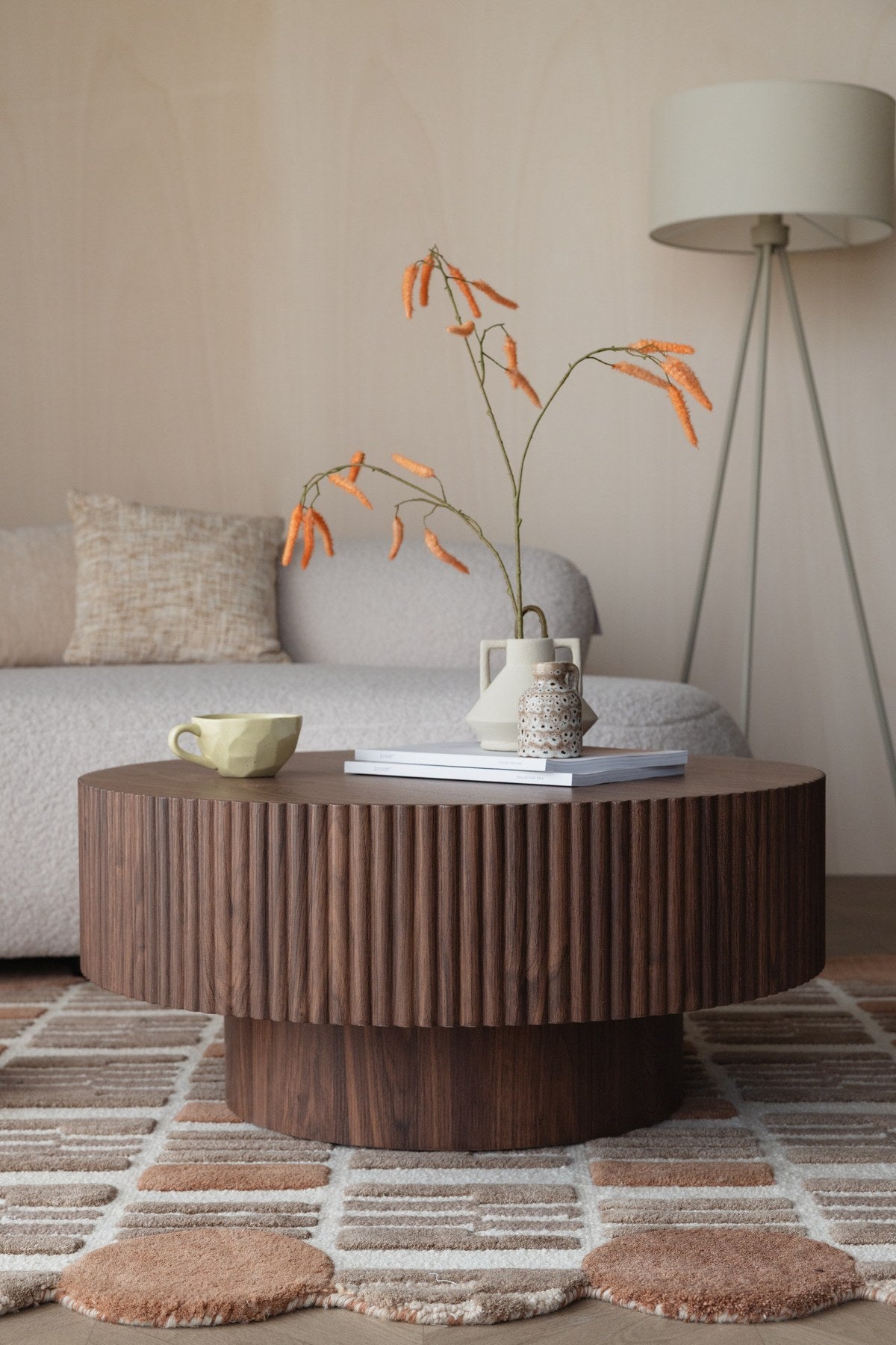 Runder Couchtisch Coffee Table Mitch aus Walnussfurnier mit geriffeltem Rand und braunem Gestell, Tischplatte auf schmalerem Bein.