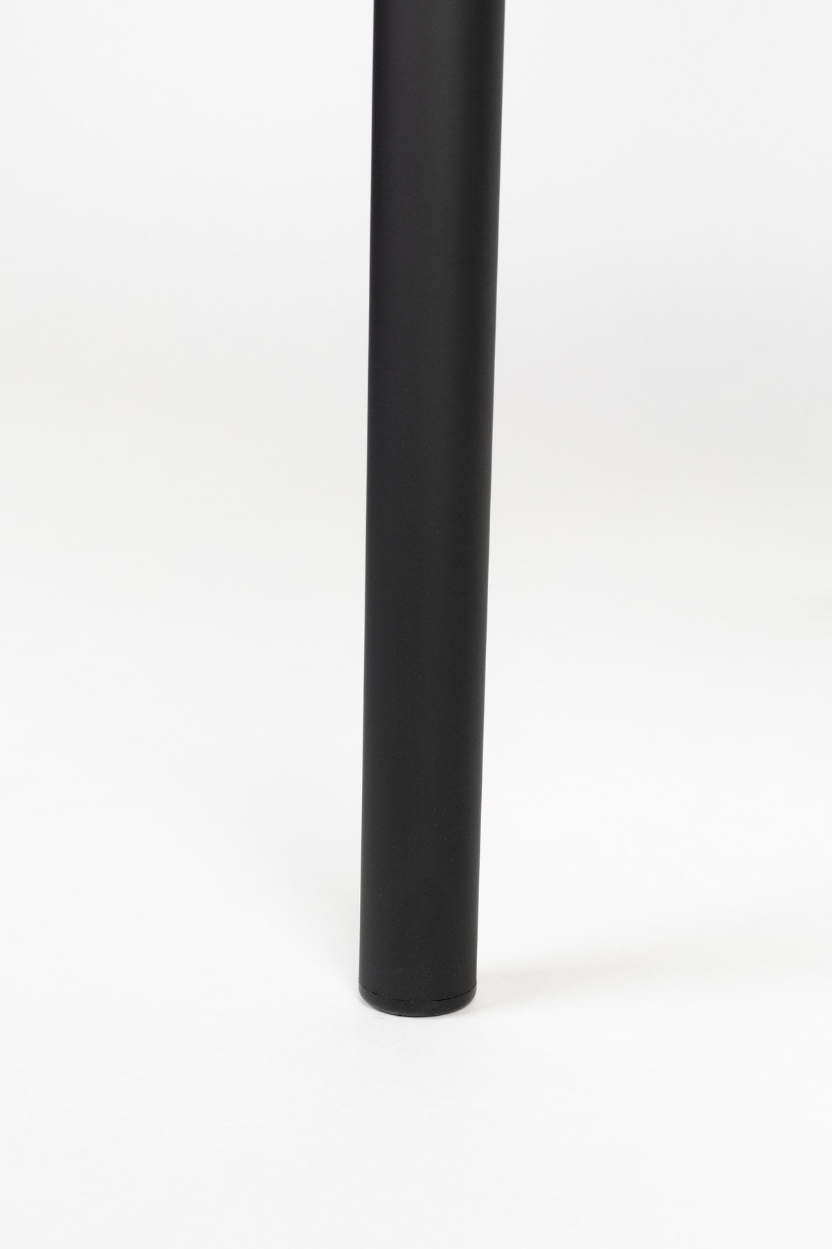 Stuhl Sanne mit gepolstertem Sitz aus Polyester-Gewebe, Schale aus Birkensperrholz und schwarzem Stahlrahmen, Rückenlehne mit Ziersteppmuster.