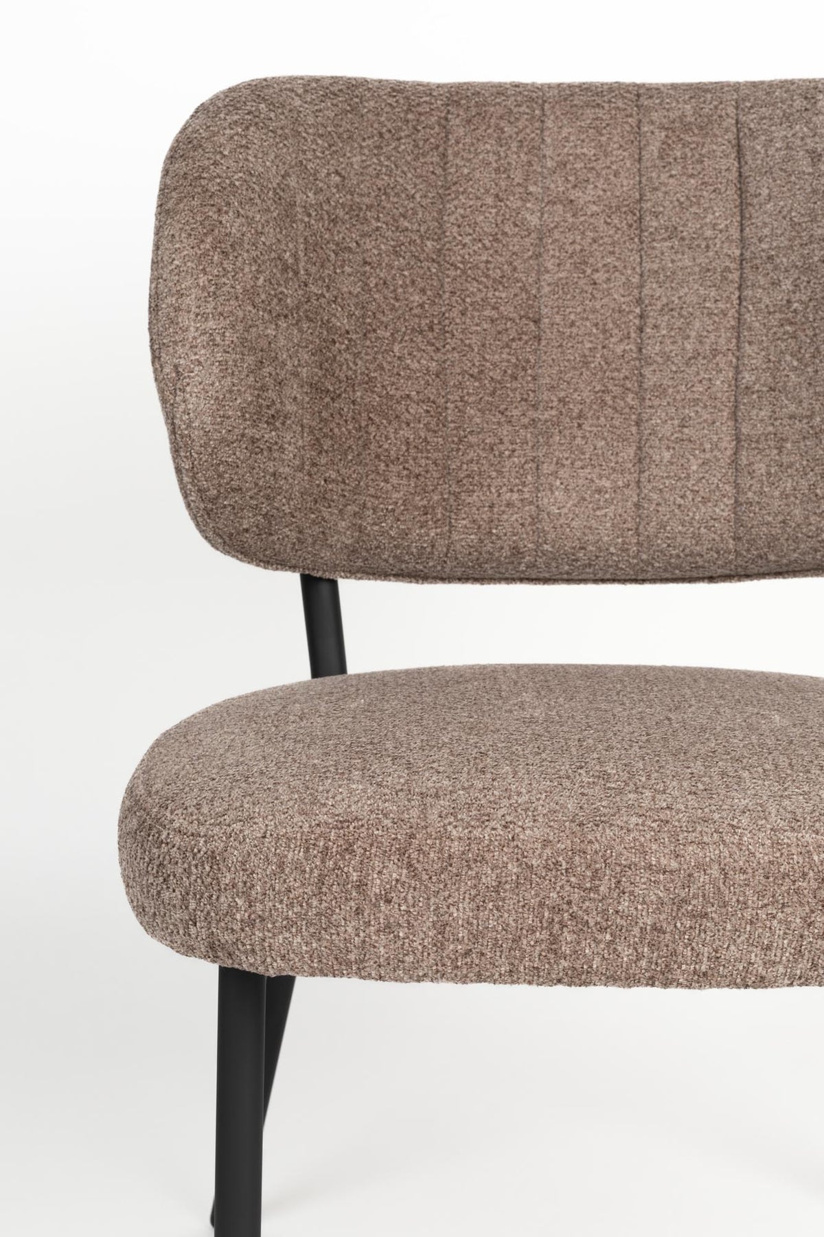 Braune Stuhl Sanne Brownie mit gepolstertem Sitz aus Polyester-Gewebe, Schale aus Birkensperrholz und Stahlrahmen, für den Innenbereich.