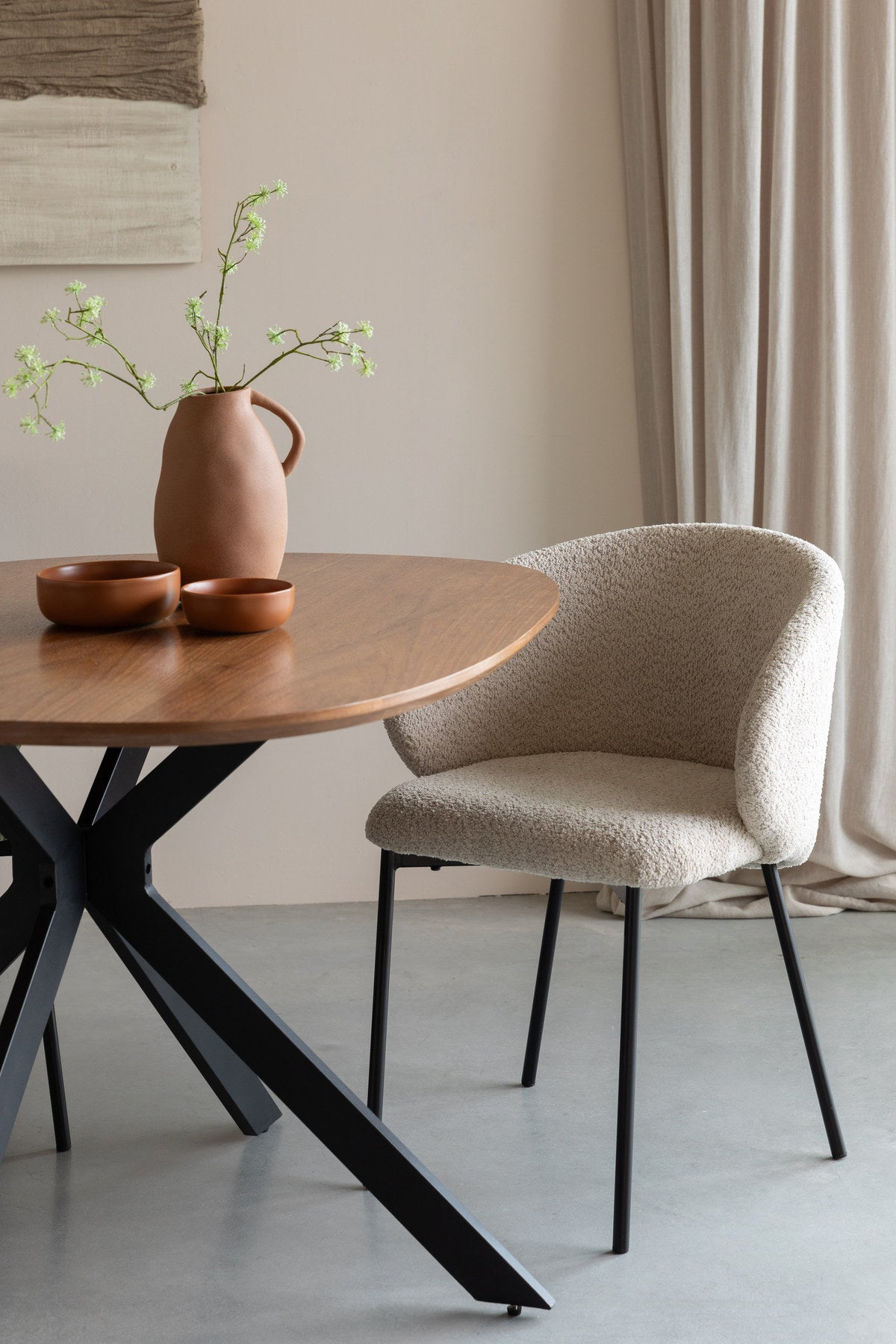 Ayle Stuhl in Weiss präsentiert im Onlineshop von KAQTU Design AG. Stuhl mit Armlehne ist von White Label Living