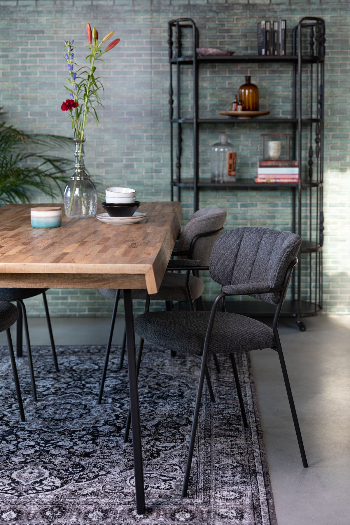 Armlehnstuhl Jolien gepolstert in Grau präsentiert im Onlineshop von KAQTU Design AG. Stuhl mit Armlehne ist von White Label Living
