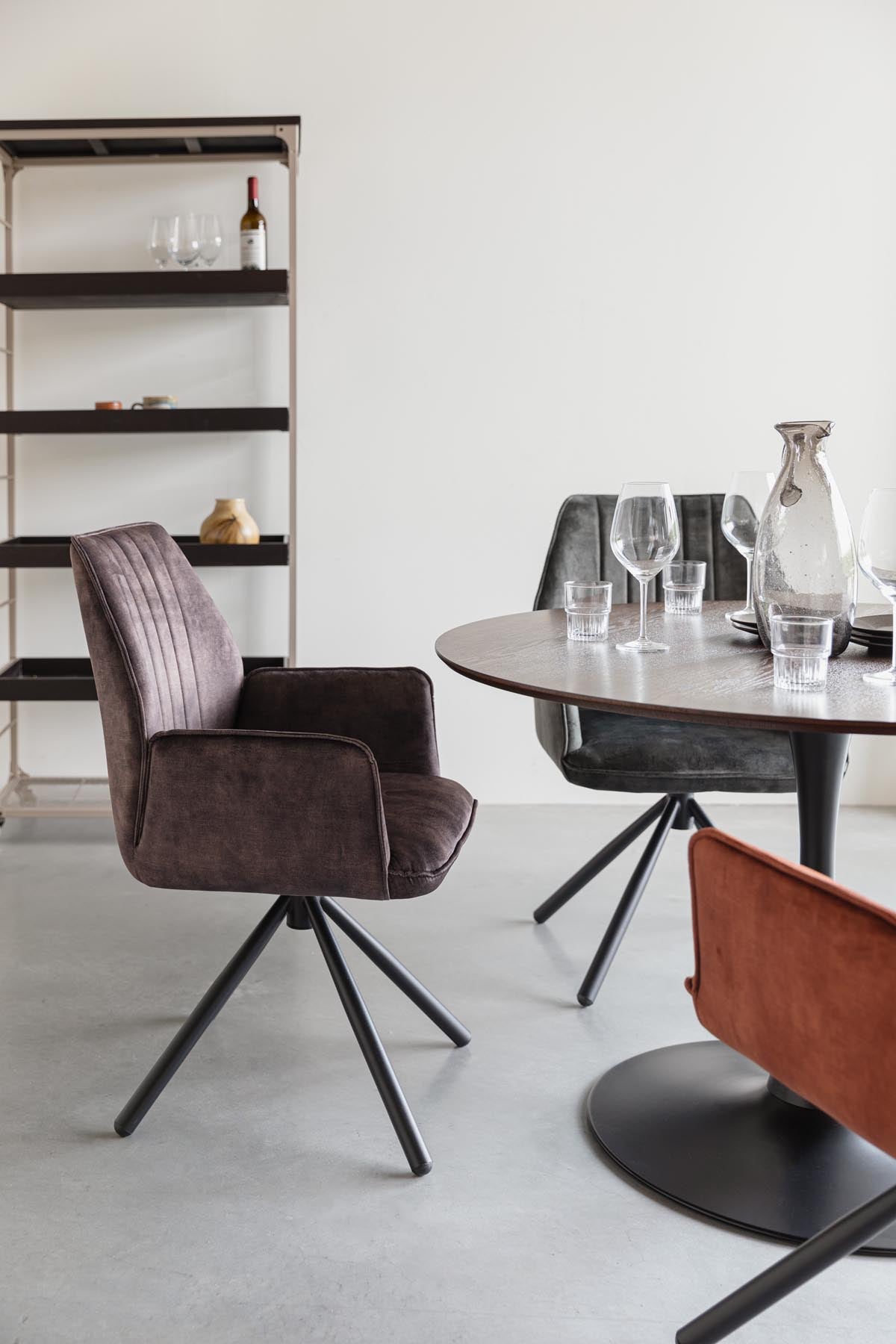Armlehnstuhl Jamie in Braun präsentiert im Onlineshop von KAQTU Design AG. Stuhl mit Armlehne ist von White Label Living