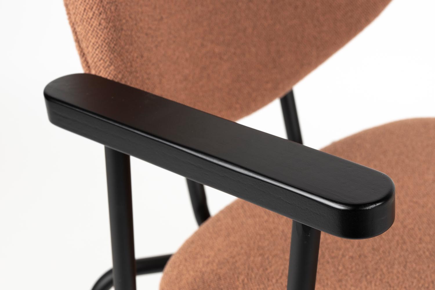 Verleihen Sie Ihrem Essbereich mit dem Armlehnstuhl Zelo Pink von White Label Living einen modernen Akzent. Komfort trifft auf stilvolles Design!