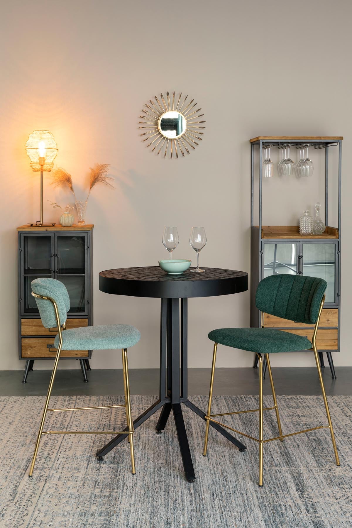 Barstuhl Jolien gepolstert in Gold/Dunkelgrün präsentiert im Onlineshop von KAQTU Design AG. Barstuhl ist von White Label Living