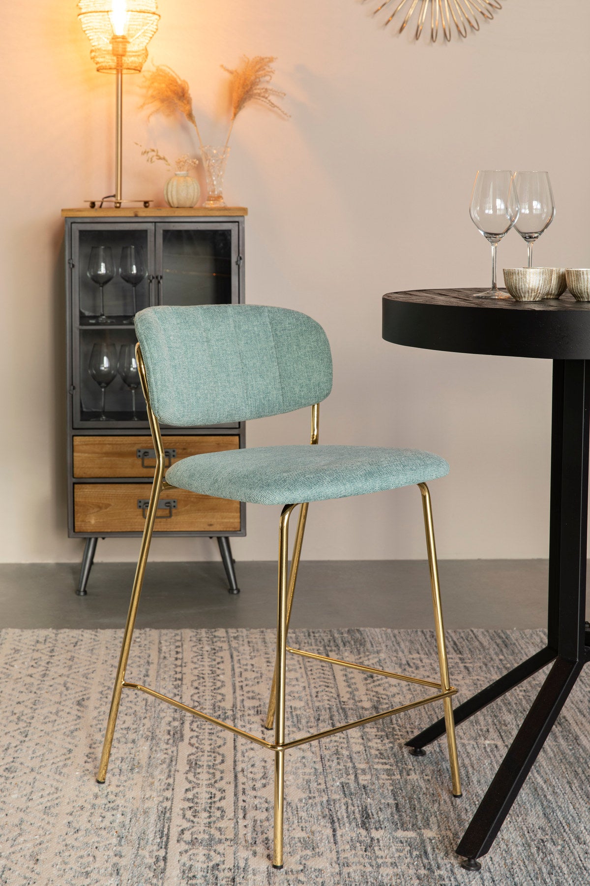 Barstuhl Jolien gepolstert in Gold/Hellgrün präsentiert im Onlineshop von KAQTU Design AG. Barstuhl ist von White Label Living