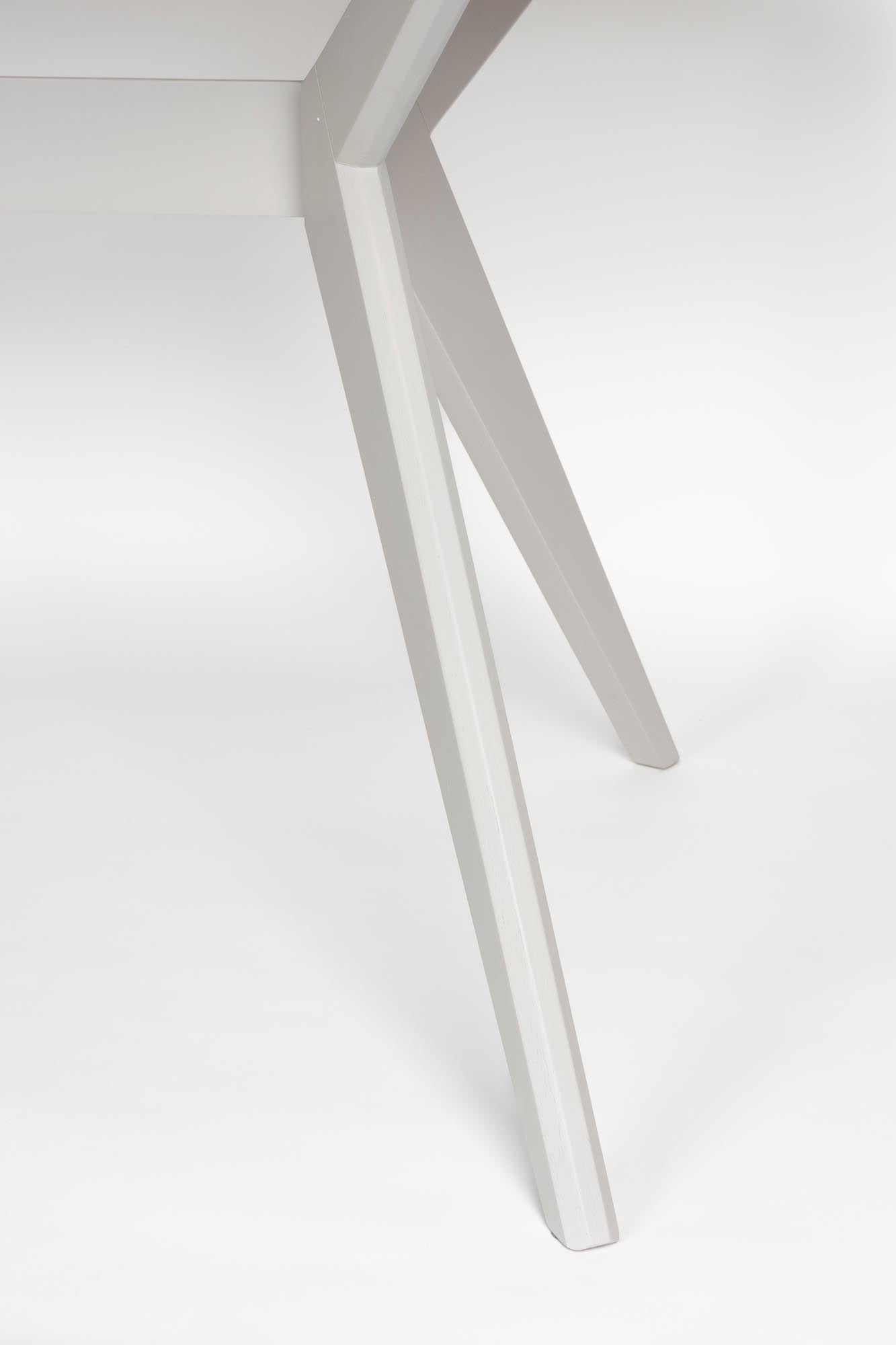 Der Zeme Esstisch von White Label Living vereint elegantes Design mit langlebiger Holzqualität. Ideal für jeden Essbereich!