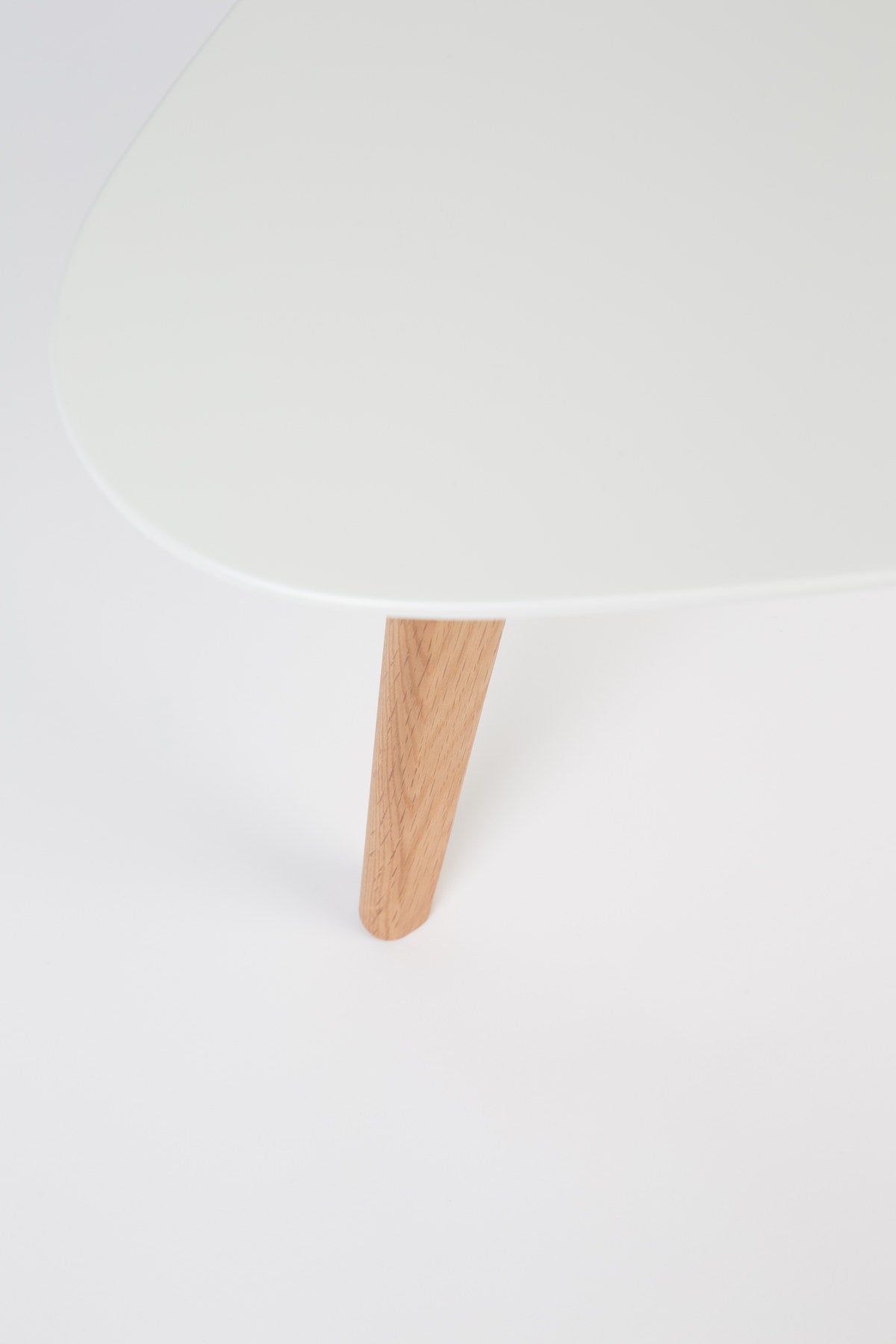 Beistelltisch Drop 2er Set in Weiss/Natur präsentiert im Onlineshop von KAQTU Design AG. Couchtisch ist von White Label Living