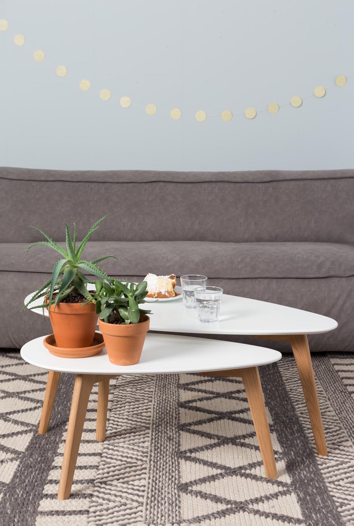 Beistelltisch Drop 2er Set in Weiss/Natur präsentiert im Onlineshop von KAQTU Design AG. Couchtisch ist von White Label Living
