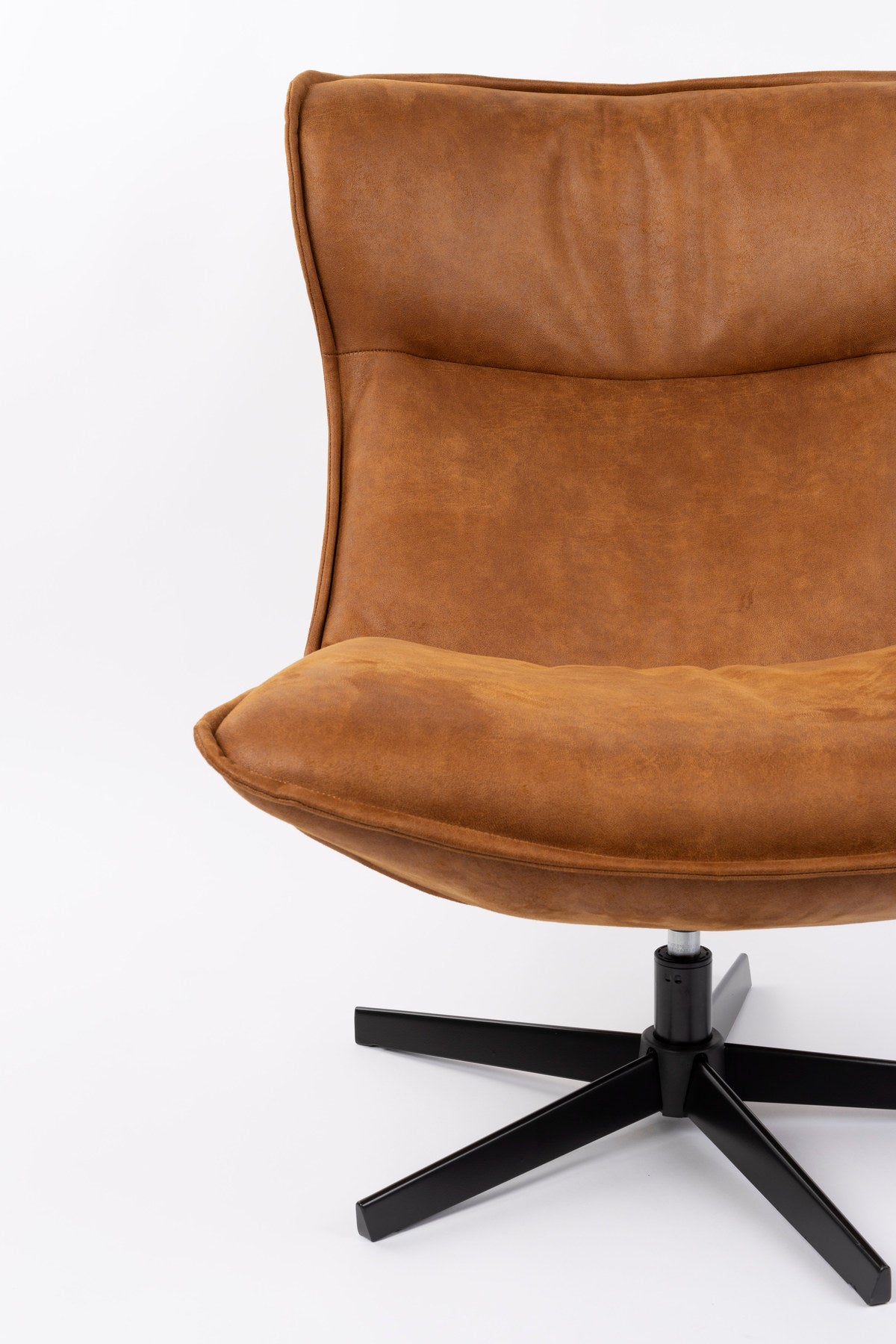 Loungesessel JOHN in Braun präsentiert im Onlineshop von KAQTU Design AG. Sessel ist von White Label Living