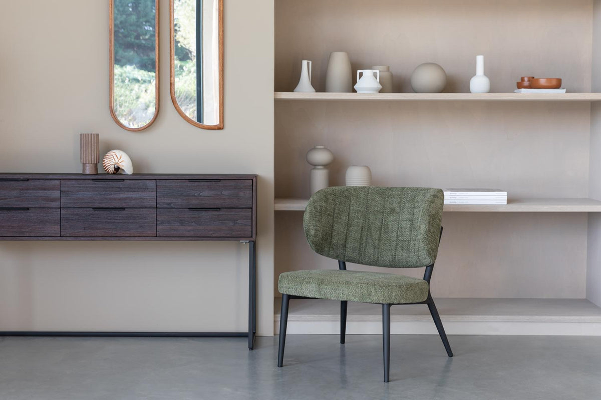 Sessel Sanne von White Label Living: grüngrauer Polyester-Bezug, schwarzer Metallrahmen, gepolsterter Sitz und Rückenlehne mit Ziersteppmuster.