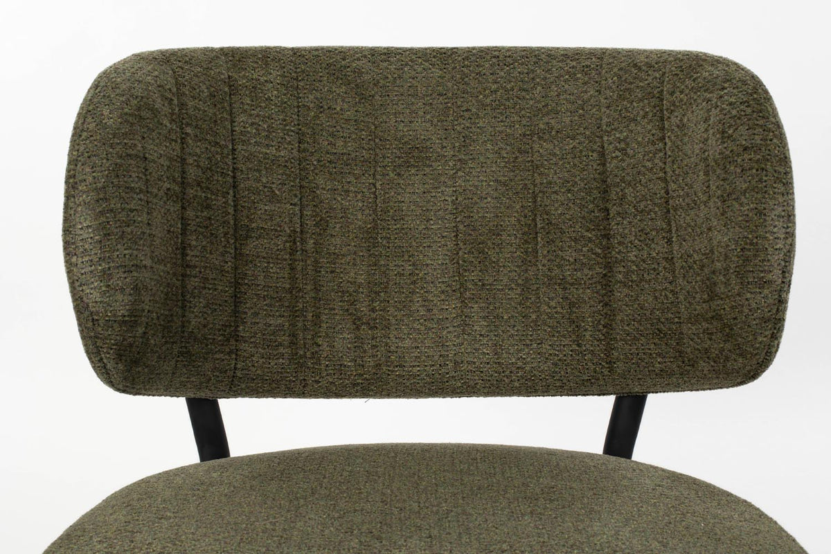 Sessel Sanne von White Label Living: grüngrauer Polyester-Bezug, schwarzer Metallrahmen, gepolsterter Sitz und Rückenlehne mit Ziersteppmuster.