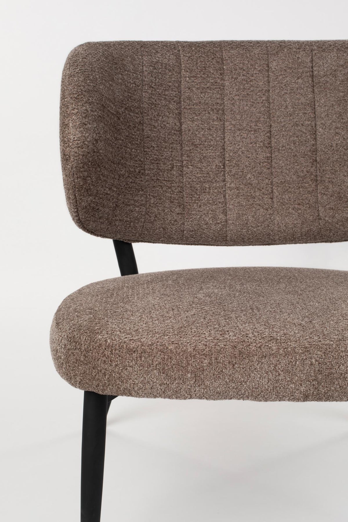 Braun gepolsterter Sessel Sanne mit Stahlrahmen, Rückenlehne mit Zierstich, Sitzschale aus Birken-Sperrholz, Frontalansicht.