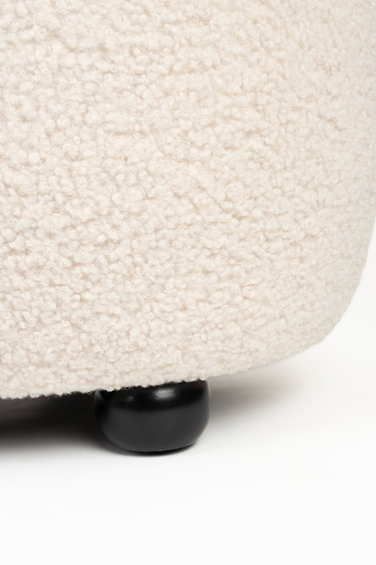 2er Sofa Noxx mit weichem Teddy-Stoffbezug und organisch gerundeter Form