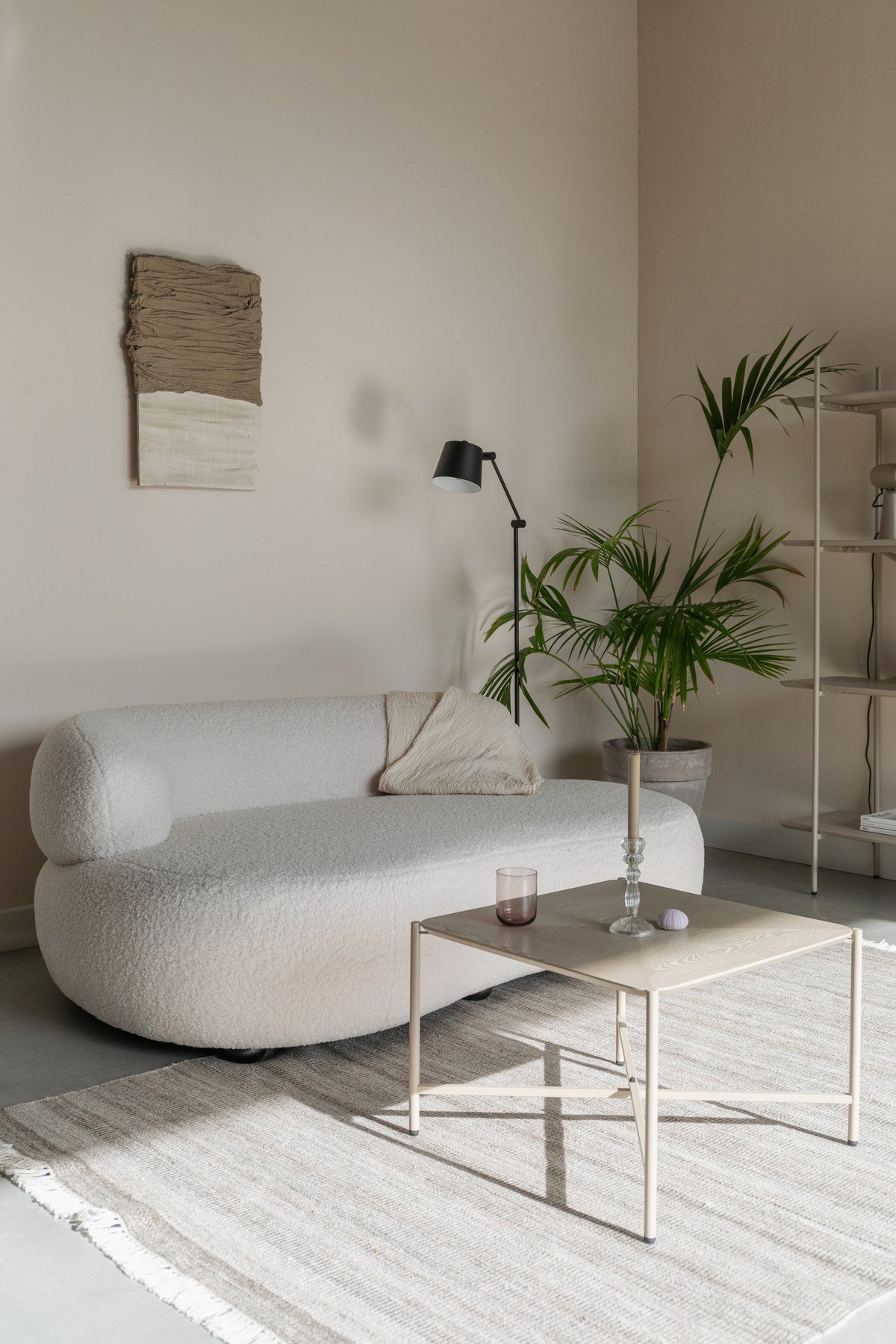2er Sofa Noxx mit weichem Teddy-Stoffbezug und organisch gerundeter Form