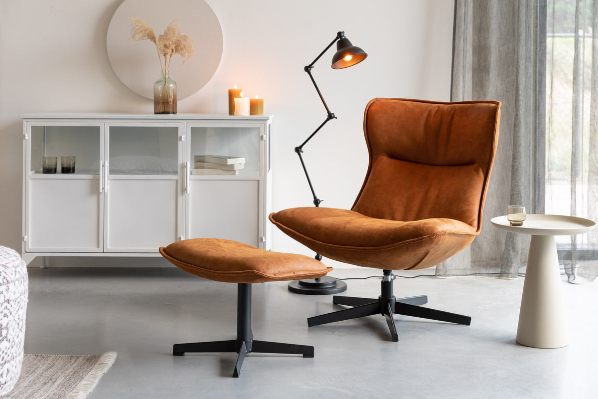 HOCKER JOHN in Braun präsentiert im Onlineshop von KAQTU Design AG. Ottoman ist von White Label Living