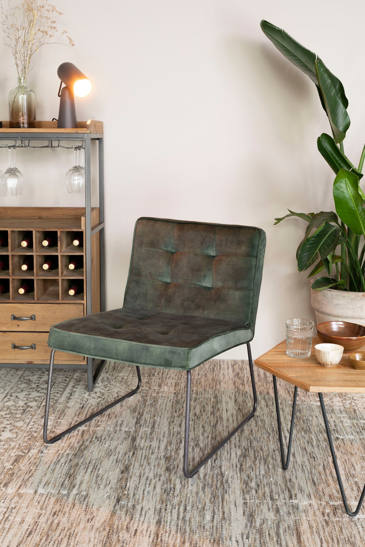 Cabinet Edgar in Braun präsentiert im Onlineshop von KAQTU Design AG. Vitrine ist von White Label Living