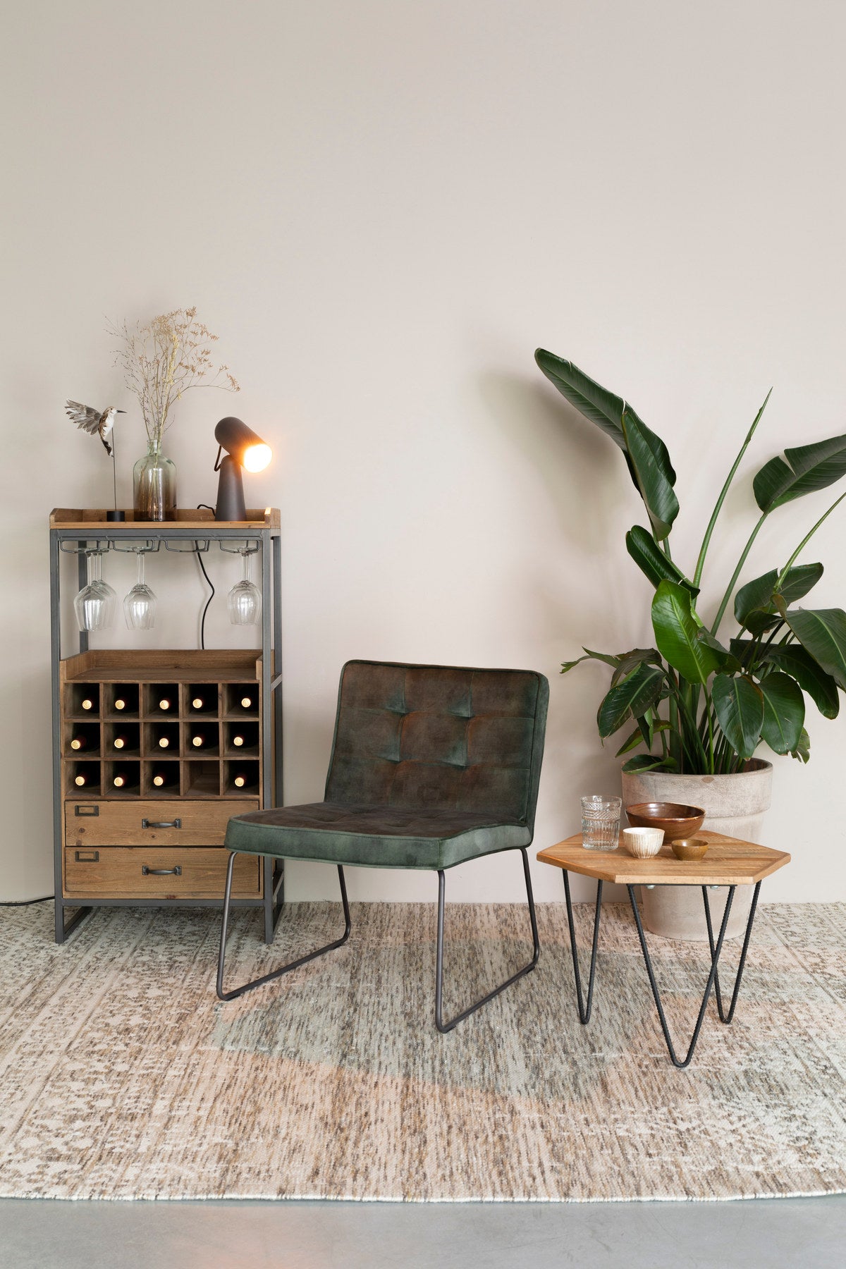 Cabinet Edgar in Braun präsentiert im Onlineshop von KAQTU Design AG. Vitrine ist von White Label Living