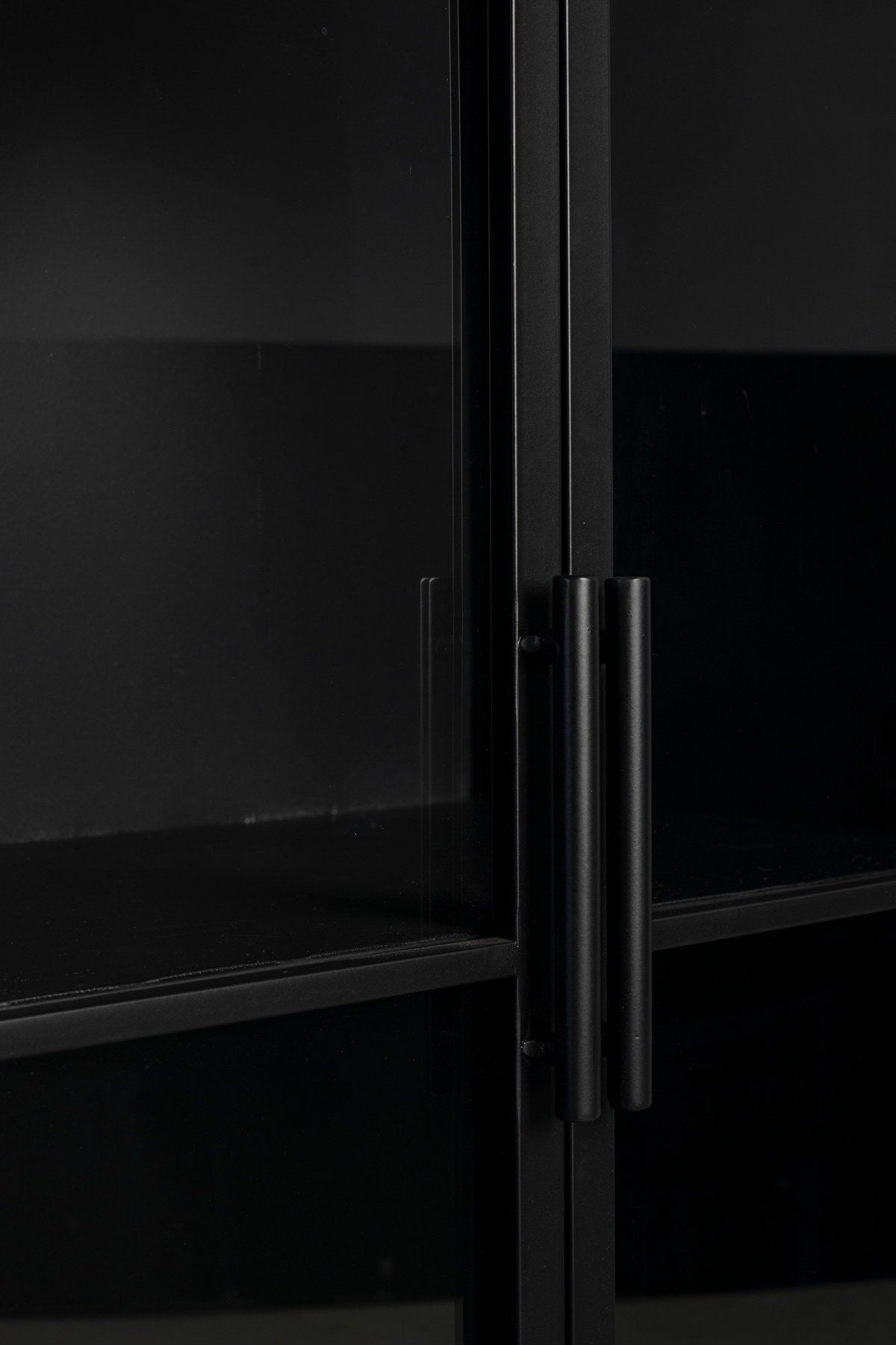 Cabinet FERRE in Schwarz präsentiert im Onlineshop von KAQTU Design AG. Vitrine ist von White Label Living