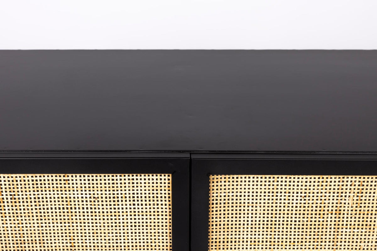 Cabinet Guuji Low 2türig in Schwarz/Natur präsentiert im Onlineshop von KAQTU Design AG. Vitrine ist von White Label Living