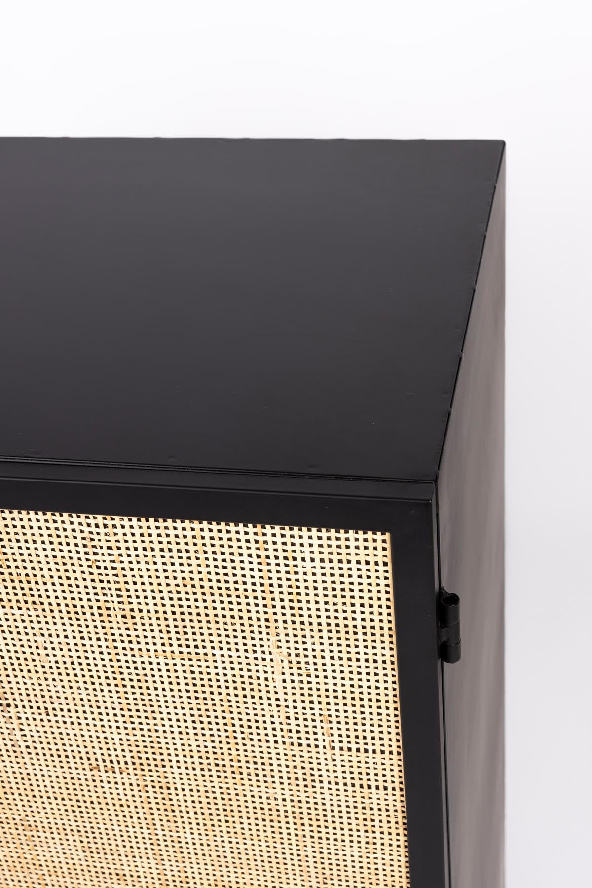 Cabinet Guuji Low 2türig in Schwarz/Natur präsentiert im Onlineshop von KAQTU Design AG. Vitrine ist von White Label Living