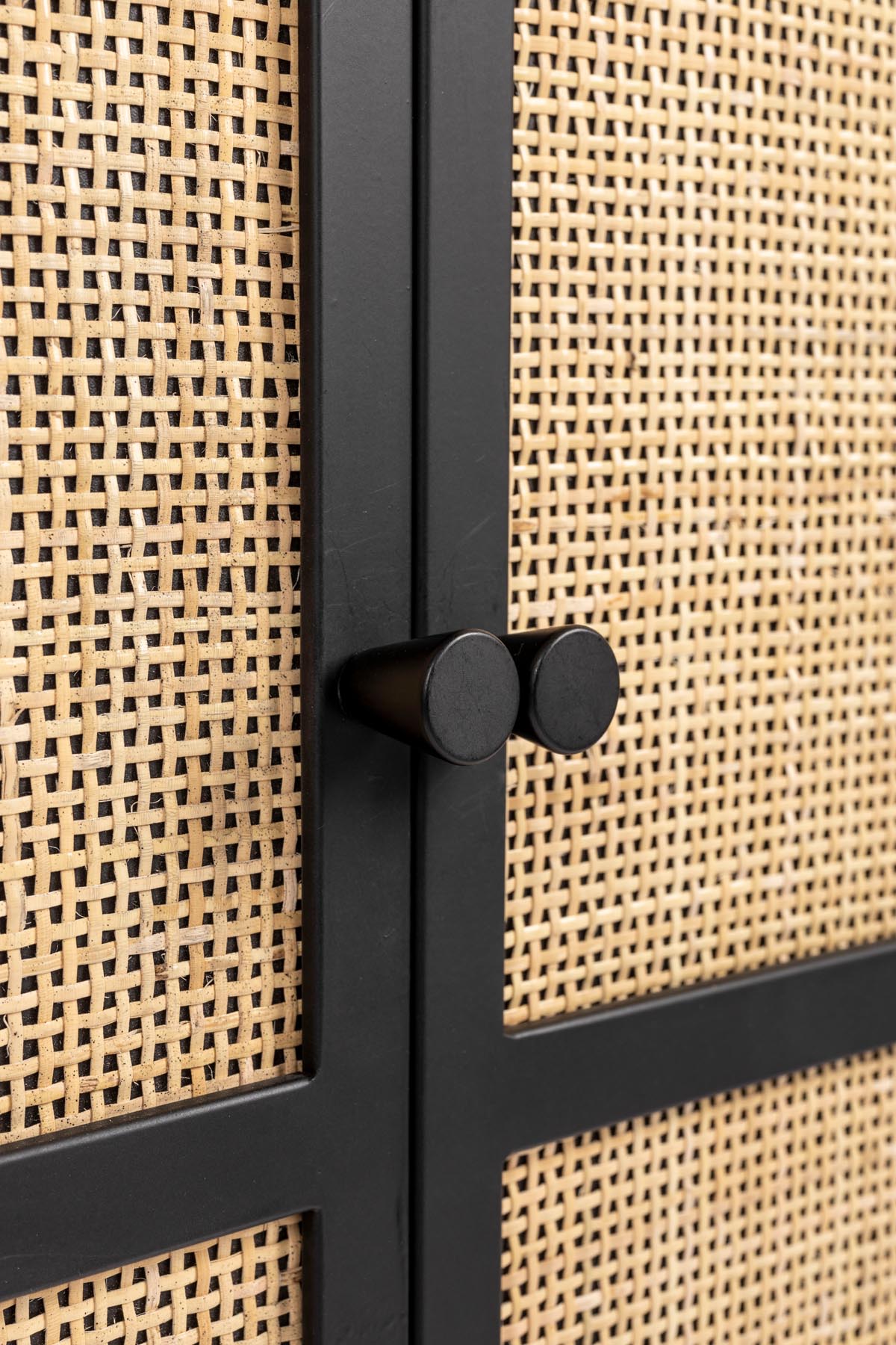 Cabinet Guuji Low 2türig in Schwarz/Natur präsentiert im Onlineshop von KAQTU Design AG. Vitrine ist von White Label Living