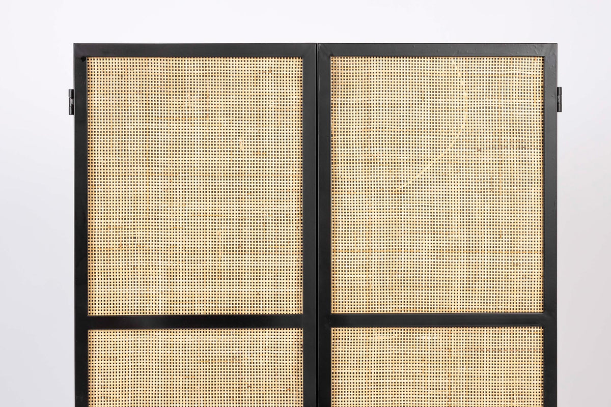Cabinet Guuji High 2türig in Schwarz/Natur präsentiert im Onlineshop von KAQTU Design AG. Vitrine ist von White Label Living
